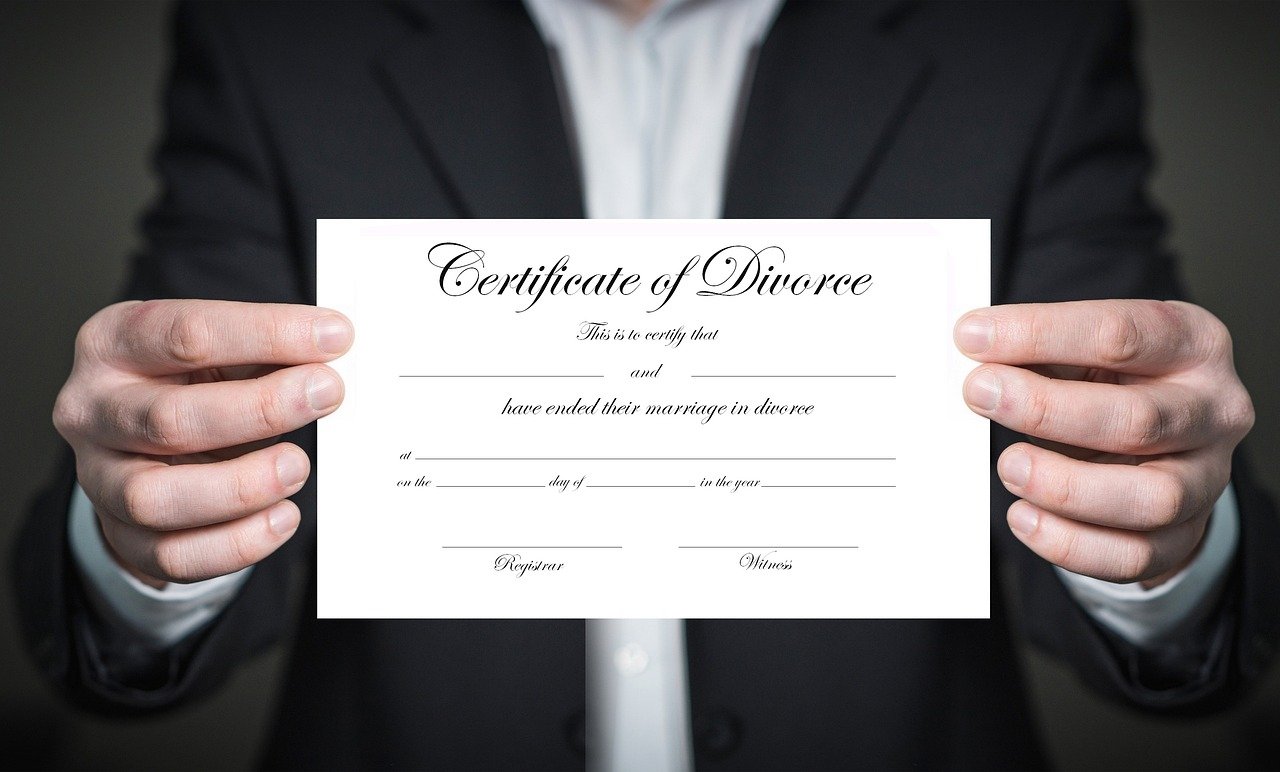 Read more about the article Pot divorța în România dacă locuiesc în străinătate?